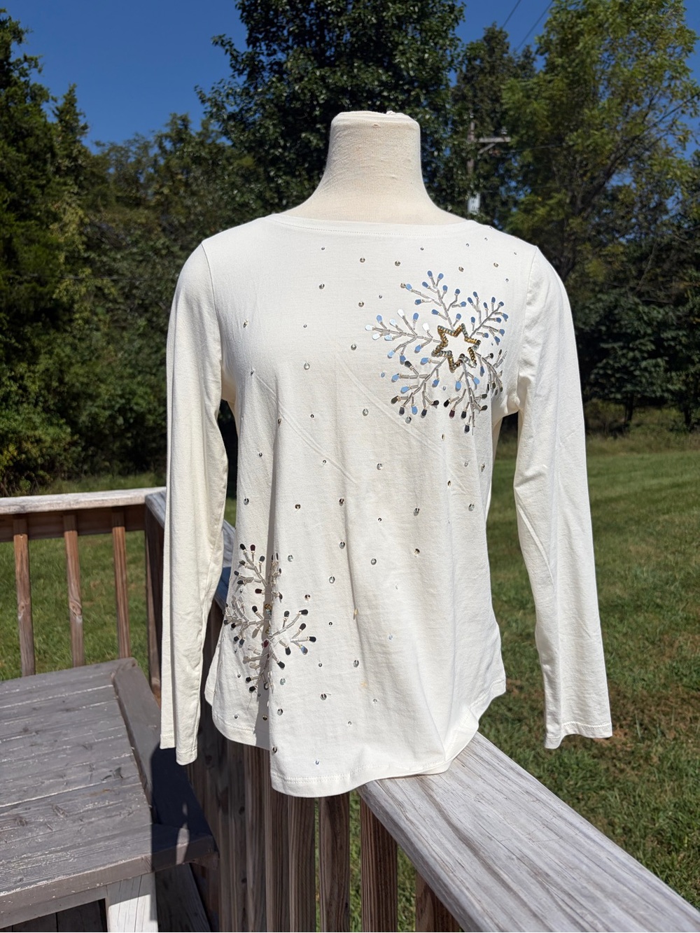 TALBOTS IVORY CURVED HEM EMBELLISHED SNOWFLAKE TOP TEE Holiday Medium Petite
